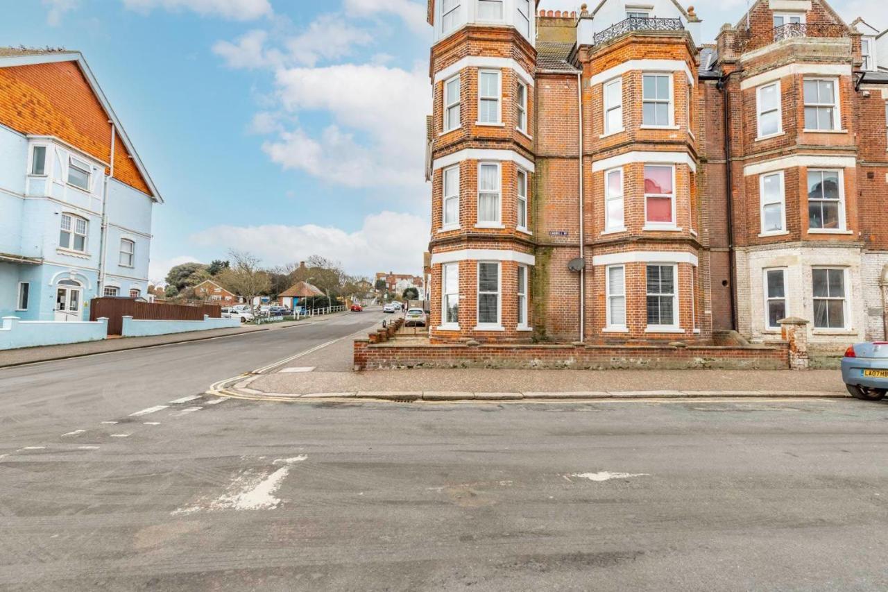 Host & - Cabbell Towers * Cromer